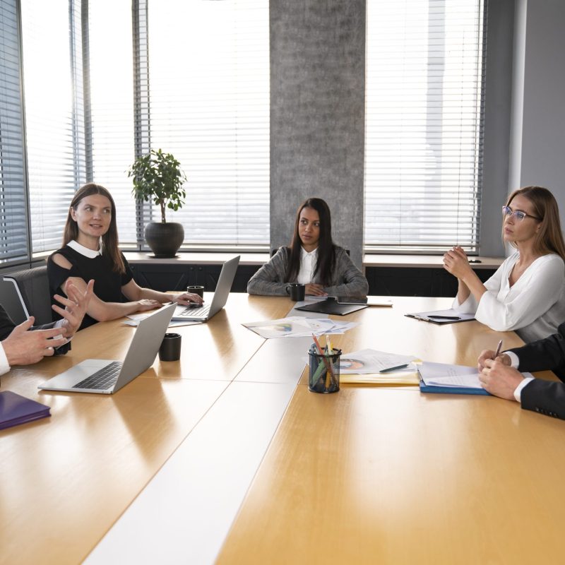 medium-shot-team-sitting-table
